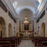 Entriamo nella chiesa per ritrovarci in un ambiente a tre navate absidali divise da quattro pilastri con archi a tutto sesto